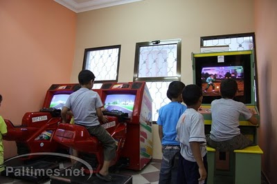 Niños de Gaza en un C. comercial en Gaza