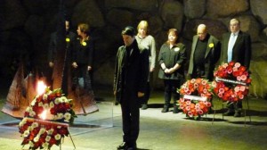 A la crypte de Yad Vashem, pour honorer les victimes de la Shoah. Avec l'ambassadeur de France Patrick Maisonnave et Serge et Beate Klarsfeld