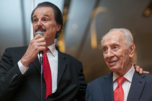 Mike Evans et Shimon Peres, lors de l'inauguration de FOZ, en sept 2015