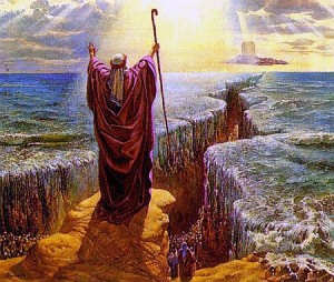 Moïse a levé son bâton et la mer Rouge s'est ouverte pour laisser le peuple traverser